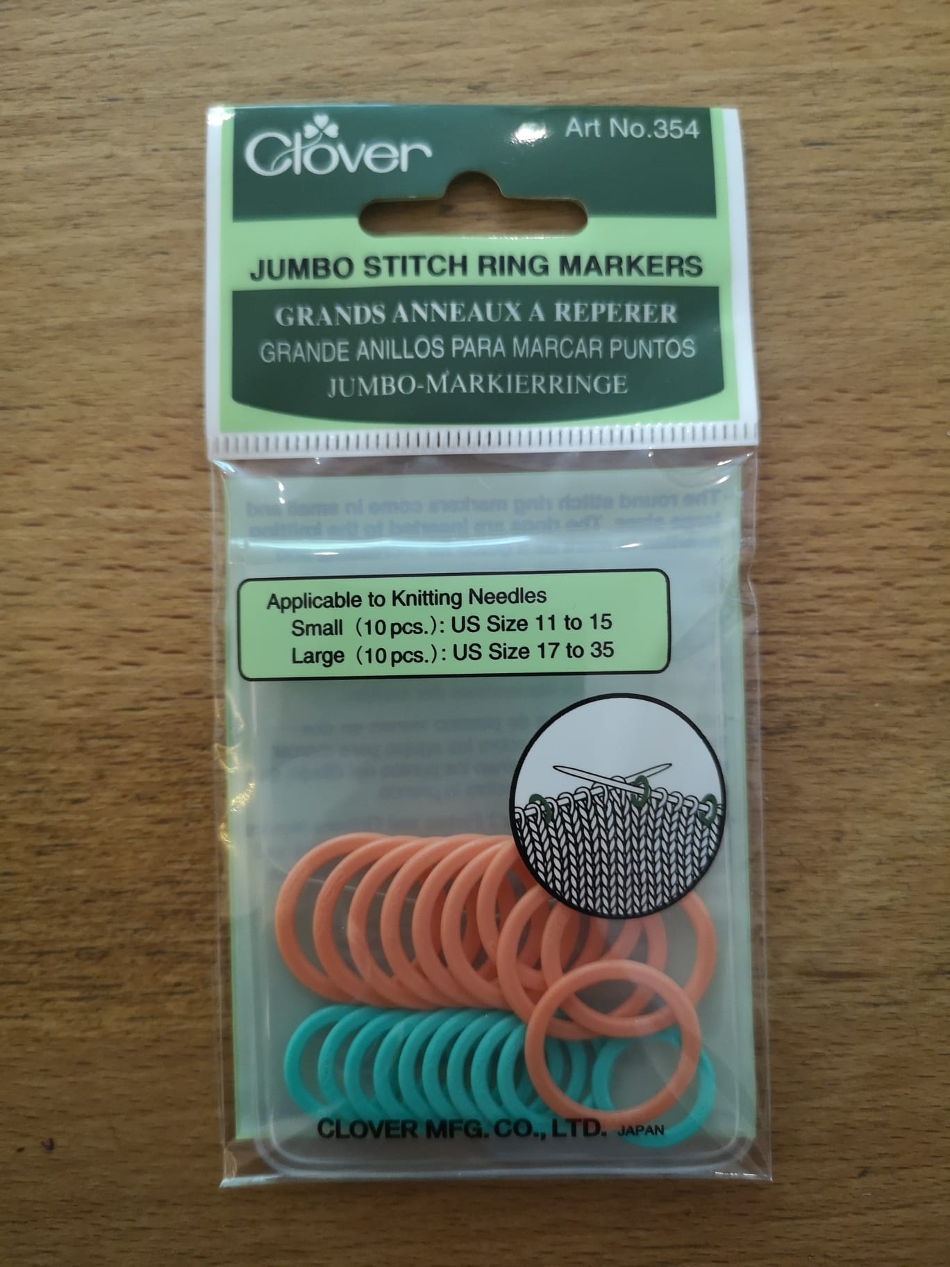 Jumbo stitch ring markers. Small: turquoise in US size 11-15. Large: orange in US size 17 - 35. 10 of each in one packet.