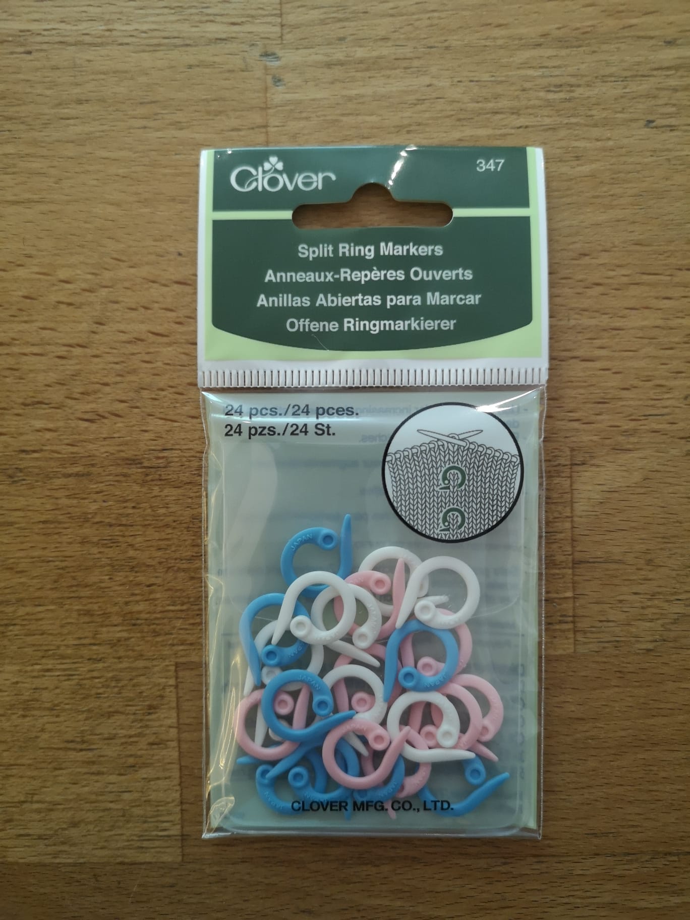 Clover split ring markers, 24 pieces in 3 different colour; pink, white and blue.