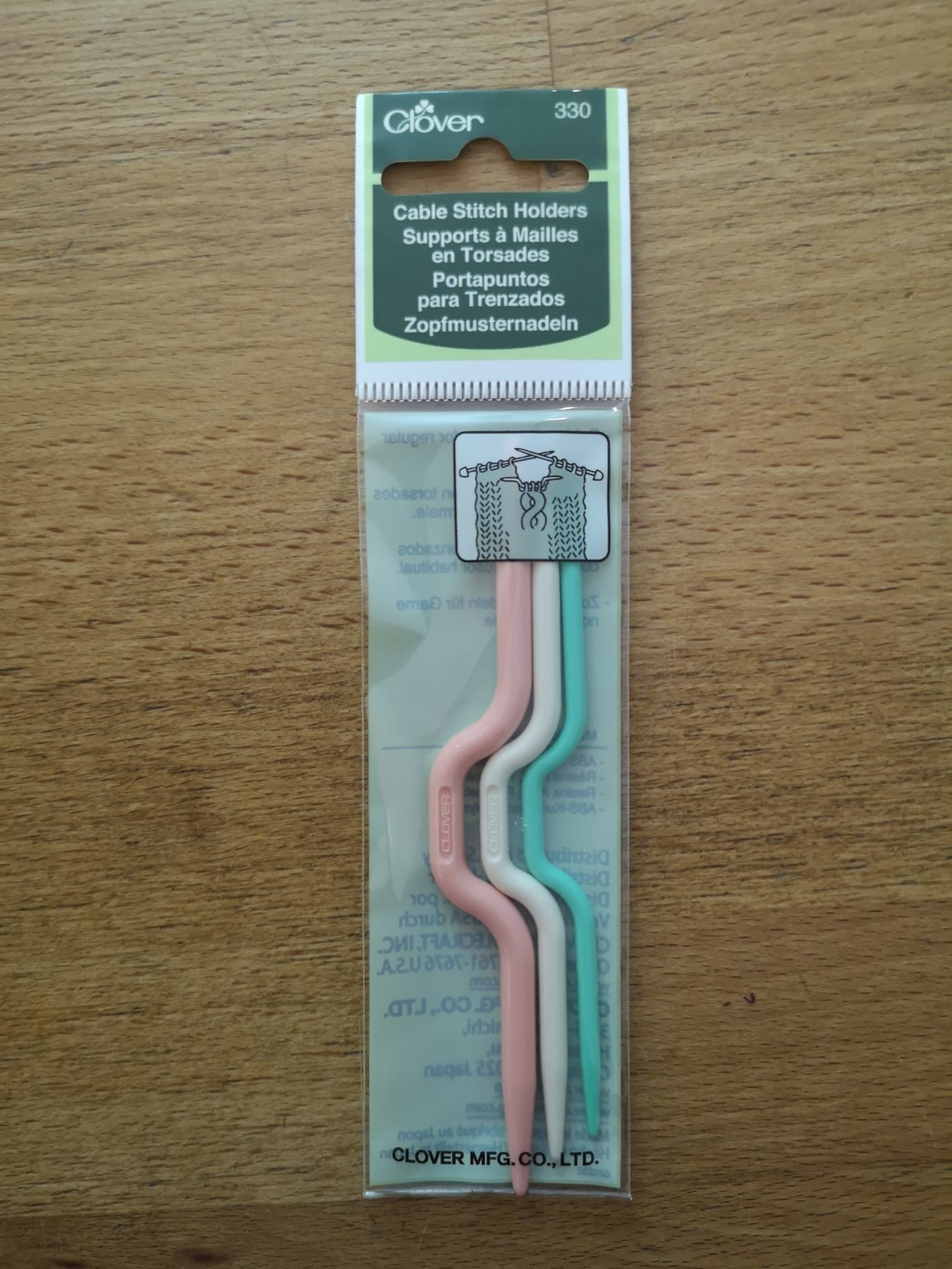 Standard type cable stitch holder in 3 different sizes. Pink is large, white is medium and green is small.